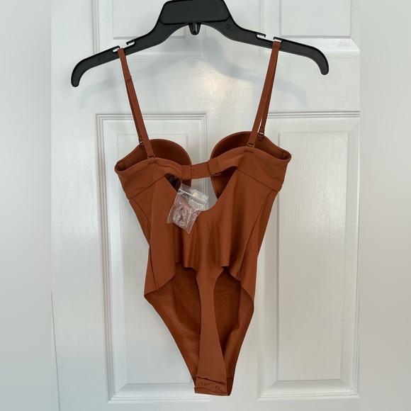 SKIMS Deep Plunge Shapewear Bodysuit | Bronze - Picture 11 of 16